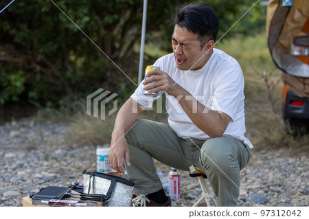 Solo camp, have a drink over the bonfire Solo camp, have a drink over the bonfire 97312042