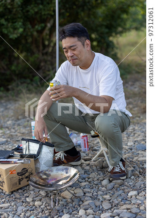 獨自露營,篝火旁喝一杯 獨自露營,篝火旁喝一杯 97312061