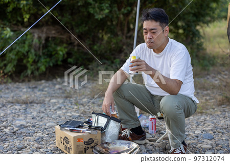 獨自露營，篝火旁喝一杯 97312074