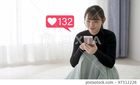 操作智能手機的年輕女子 97312226
