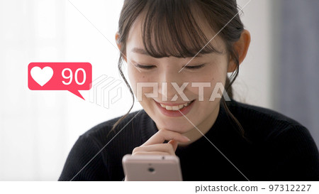 操作智能手機的年輕女子 97312227