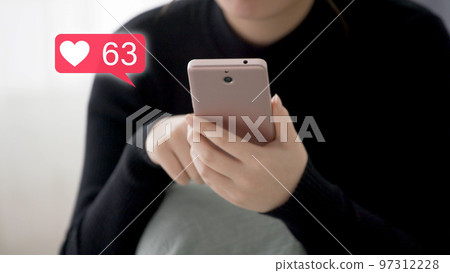操作智能手機的年輕女子 97312228