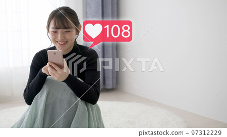 操作智能手機的年輕女子 97312229