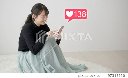 操作智能手機的年輕女子 97312230