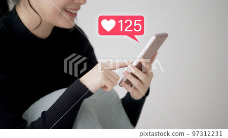 操作智能手機的年輕女子 97312231