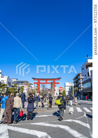[Kanagawa Prefecture] New Year's Kamakura with beautiful blue sky 97312358