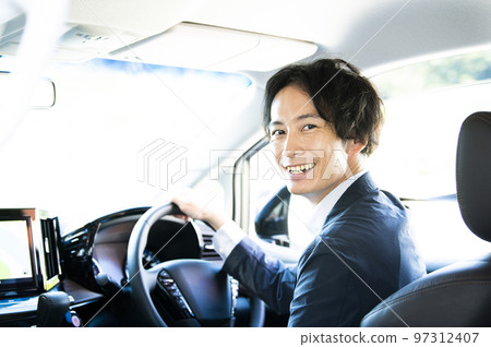 坐在汽車駕駛座上的男人 97312407