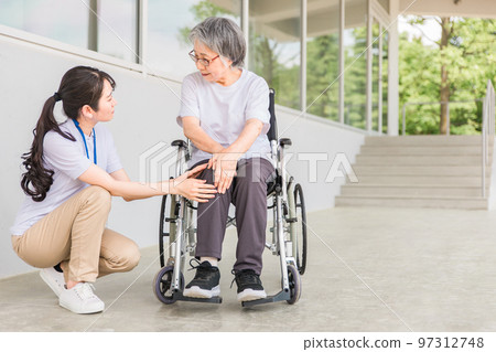 Elderly people and caregivers who rehabilitate while riding wheelchairs in nursing homes (knee/knee pain) 97312748