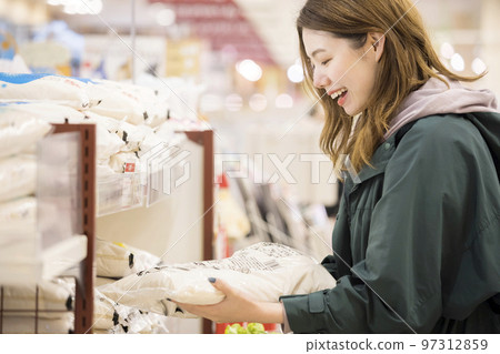 年輕女子在超市買米 97312859
