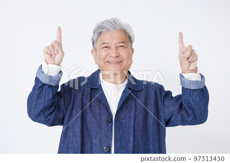 senior man pointing 97313430