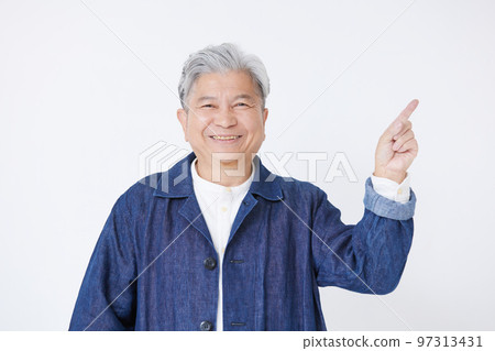 senior man pointing 97313431