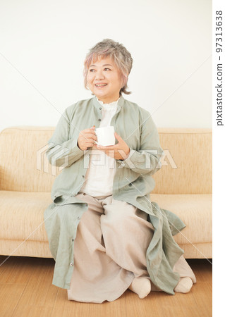 在沙發上喝茶的高級女人 在沙發上喝茶的高級女人 97313638