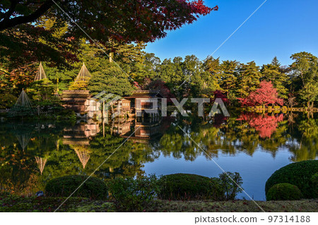 Autumn leaves of Kenrokuen in late autumn 97314188