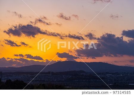 木津郎山台 夕陽將生駒山的天空染成橙色 木津郎山台 夕陽將生駒山的天空染成橙色 97314585