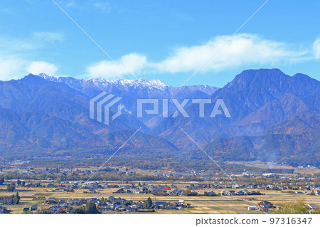 深秋的安曇野和北阿爾卑斯山 深秋的安曇野和北阿爾卑斯山 97316347