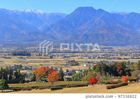 深秋的安曇野和北阿爾卑斯山 97316822