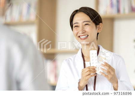 Pharmacist explaining how to take medicine 97316896