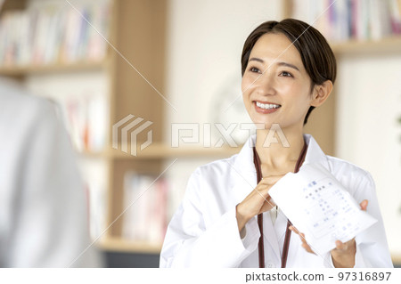 解釋如何吃藥的藥劑師 97316897