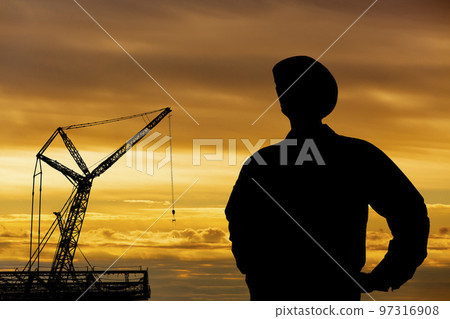 在夕陽的背景下,起重機和工人聳立在建築工地上的輪廓 在夕陽的背景下,起重機和工人聳立在建築工地上的輪廓 97316908