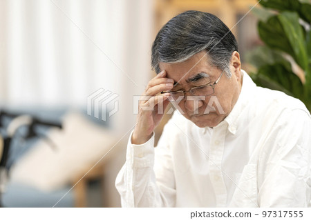 senior man with headache 97317555