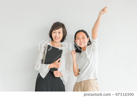 A smiling child who is happy to improve his grades at school / cram school and a teacher / lecturer / tutor (elementary school student, junior high school student, high school student, passed) A smiling child who is happy to improve his grades at school / cram school and a teacher / lecturer / tutor (elementary school student, junior high school student, high school student, passed) 97318300