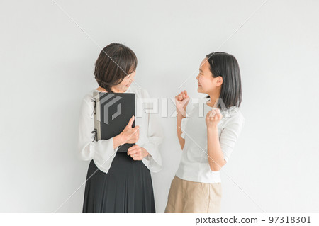 A smiling child who is happy to improve his grades at school / cram school and a teacher / lecturer / tutor (elementary school student, junior high school student, high school student, passed) 97318301