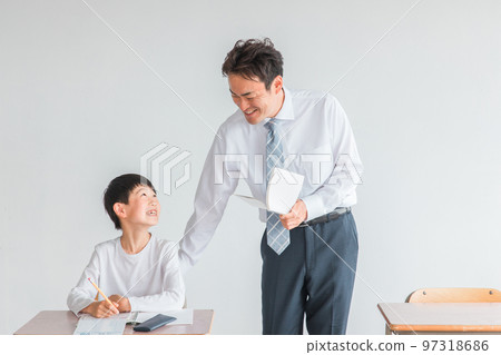 Children and teachers/lecturers (elementary school students/summer courses) who study by taking classes at school/cram school 97318686