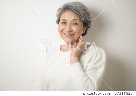 一位微笑的資深婦女 一位微笑的資深婦女 97318826