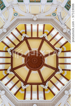 [Urban scenery of Tokyo] Scenery inside the dome roof of Tokyo Station Marunouchi Exit 97319086