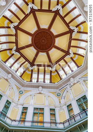 [Urban scenery of Tokyo] Scenery inside the dome roof of Tokyo Station Marunouchi Exit 97319095