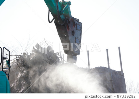 使用重型機械的拆除工作 混凝土 使用重型機械的拆除工作 混凝土 97319282