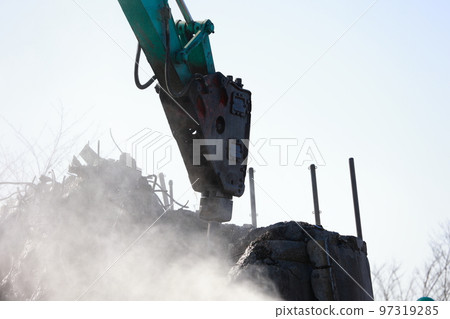 Demolition work using heavy machinery Concrete 97319285