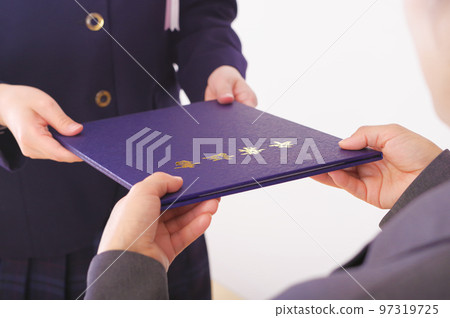 獲得文憑的女學生 97319725