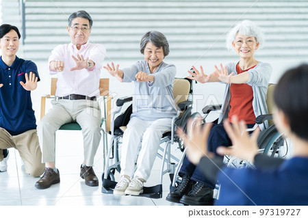養老院有看護者做體操 資深形象 看護者 97319727