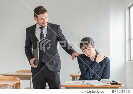 在學校/補習班抱怨身體狀況不佳的亞裔高中生(疲勞/肩膀僵硬) 在學校/補習班抱怨身體狀況不佳的亞裔高中生(疲勞/肩膀僵硬) 97323760