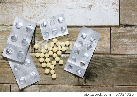 分散的藥片和藥品包裝紙 97324320