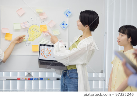 從事小組工作的大學生學生 從事小組工作的大學生學生 97325246