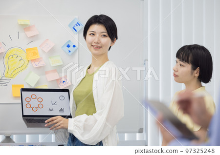 從事小組工作的大學生學生 從事小組工作的大學生學生 97325248