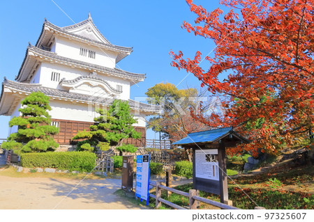 【香川縣】紅葉紅葉的秋天丸龜城（現存的天守閣和石牆） 97325607