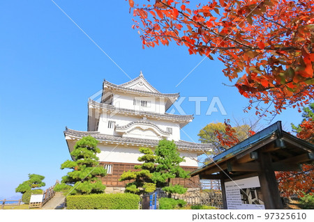 【香川縣】紅葉紅葉的秋天丸龜城（現存的天守閣和石牆） 97325610