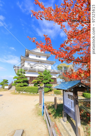 【香川縣】紅葉紅葉的秋天丸龜城（現存的天守閣和石牆） 97325615