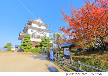 【香川縣】紅葉紅葉的秋天丸龜城(現存的天守閣和石牆) 【香川縣】紅葉紅葉的秋天丸龜城(現存的天守閣和石牆) 97325630