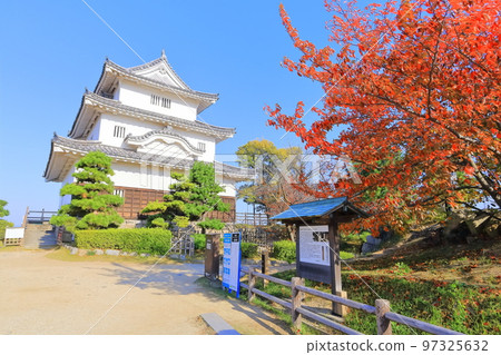 【香川縣】紅葉紅葉的秋天丸龜城（現存的天守閣和石牆） 97325632
