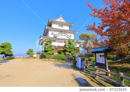 【香川縣】紅葉紅葉的秋天丸龜城（現存的天守閣和石牆） 97325635
