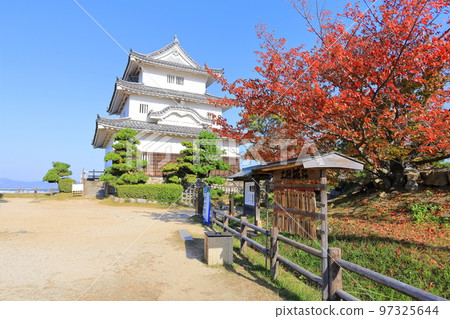 【香川縣】紅葉紅葉的秋天丸龜城（現存的天守閣和石牆） 97325644