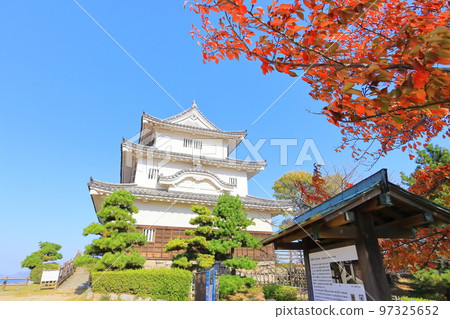 【香川縣】紅葉紅葉的秋天丸龜城（現存的天守閣和石牆） 97325652