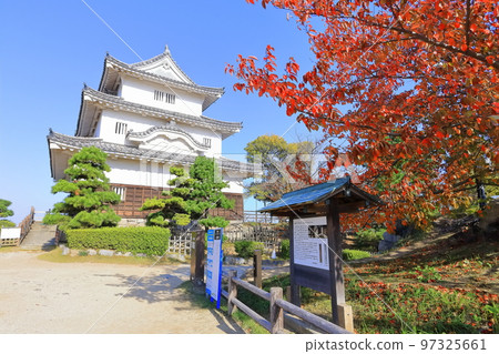 【香川縣】紅葉紅葉的秋天丸龜城(現存的天守閣和石牆) 【香川縣】紅葉紅葉的秋天丸龜城(現存的天守閣和石牆) 97325661