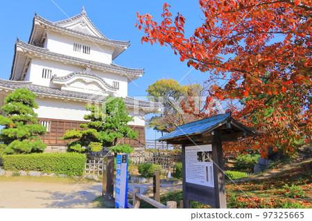 【香川縣】紅葉紅葉的秋天丸龜城（現存的天守閣和石牆） 97325665