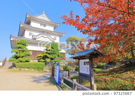 【香川縣】紅葉紅葉的秋天丸龜城（現存的天守閣和石牆） 97325667