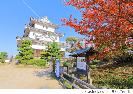 【香川縣】紅葉紅葉的秋天丸龜城（現存的天守閣和石牆） 97325668